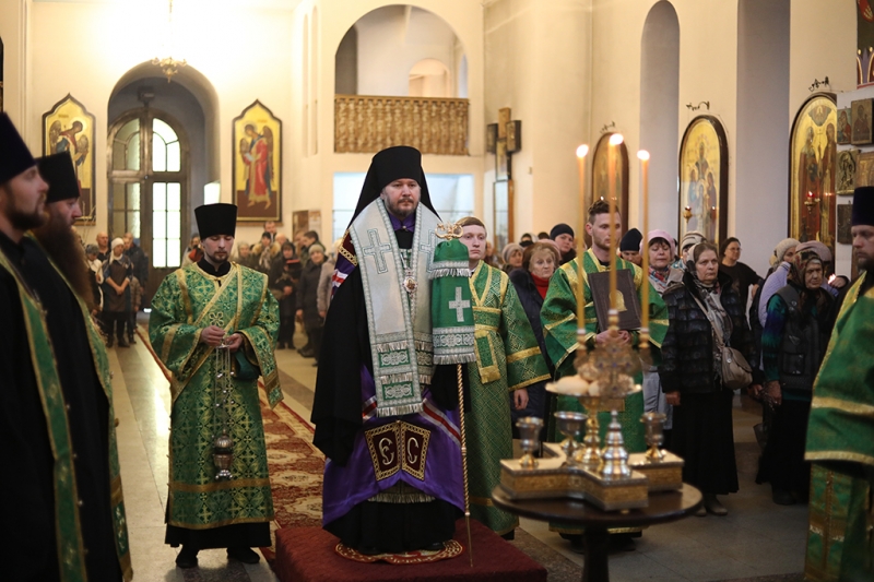 Накануне праздника Входа Господня в Иерусалим Преосвященнейший епископ Симон совершил всенощное бдение и чин освящения ваий в Покровском кафедральном соборе г. Шахты