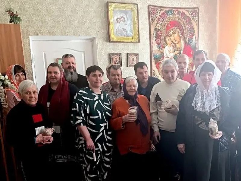 Прихожане и настоятель храма преподобномученицы Елисаветы посетили Центр социального обслуживания в Гуково