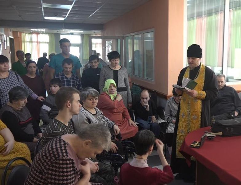 Иерей Димитрий Дяур посетил психоневрологический диспансер города Зверево