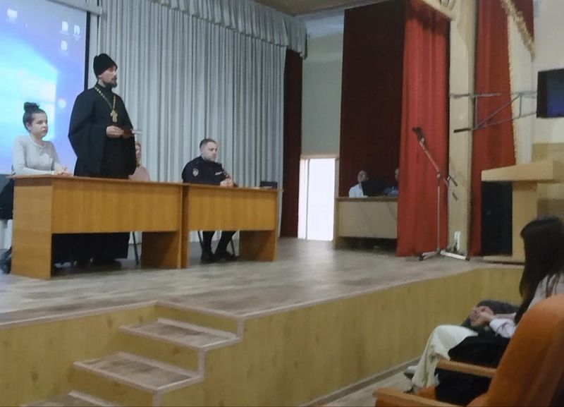 Настоятель Никольского храма п. Аютинский и помощник благочинного посетили Шахтинский региональный колледж топлива и энергетики им. ак. Степанова П.И.