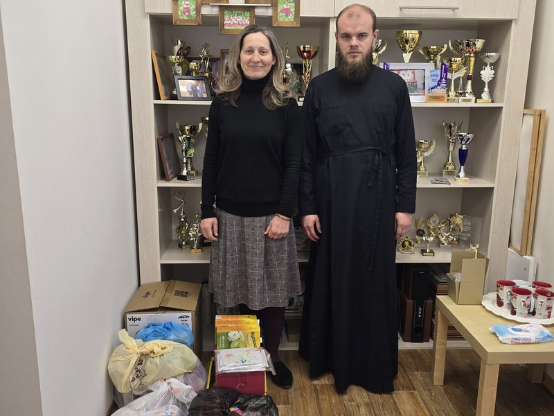 Помощник благочинного Александровск-Грушевского округа передал гуманитарную помощь