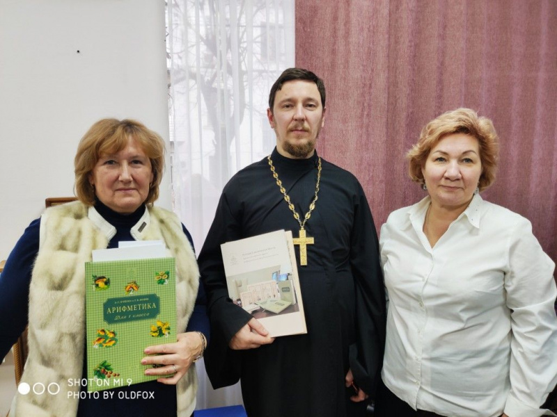 Иерей Роман Митяшин и заместитель директора по учебно-воспитательной работе Михаило-Архангельской общеобразовательной начальной школы посетили Свято-Георгиевскую православную общеобразовательную школу в Ростове-на-Дону