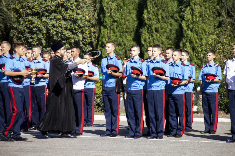 Иерей Евгений Поцелуев благословил шахтинских кадет на начало учебного года