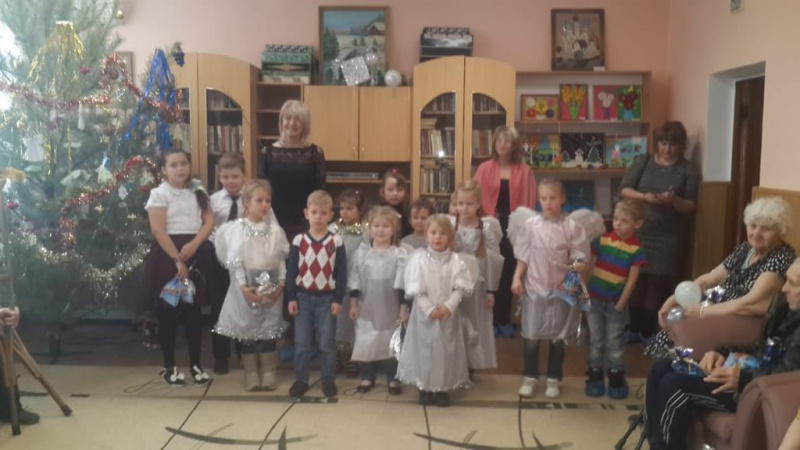 В Святки дети навестили пожилых людей из Дома престарелых хутора Старая Станица Каменского района