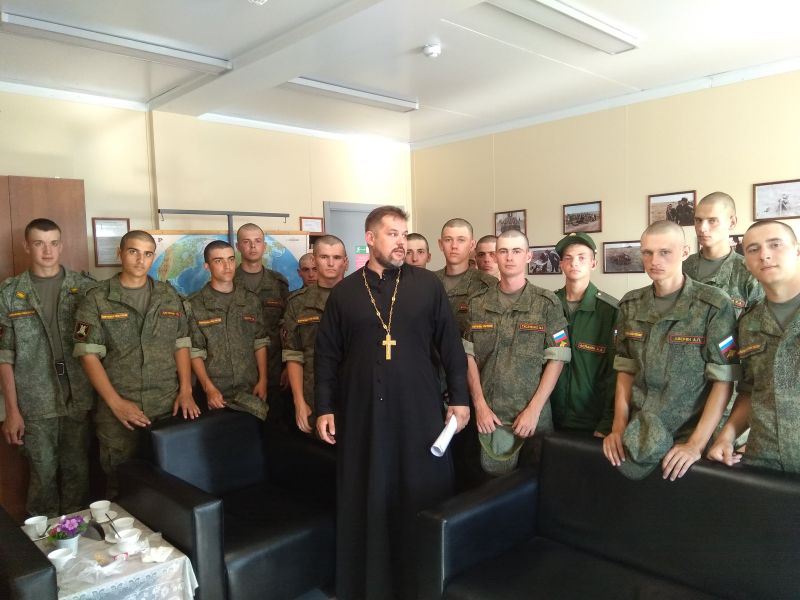 Поддержать боевой дух и в то же время помочь хранить мир внутри себя пришел к военнослужащим иерей Евгений Поцелуев, окормляющий воинскую часть