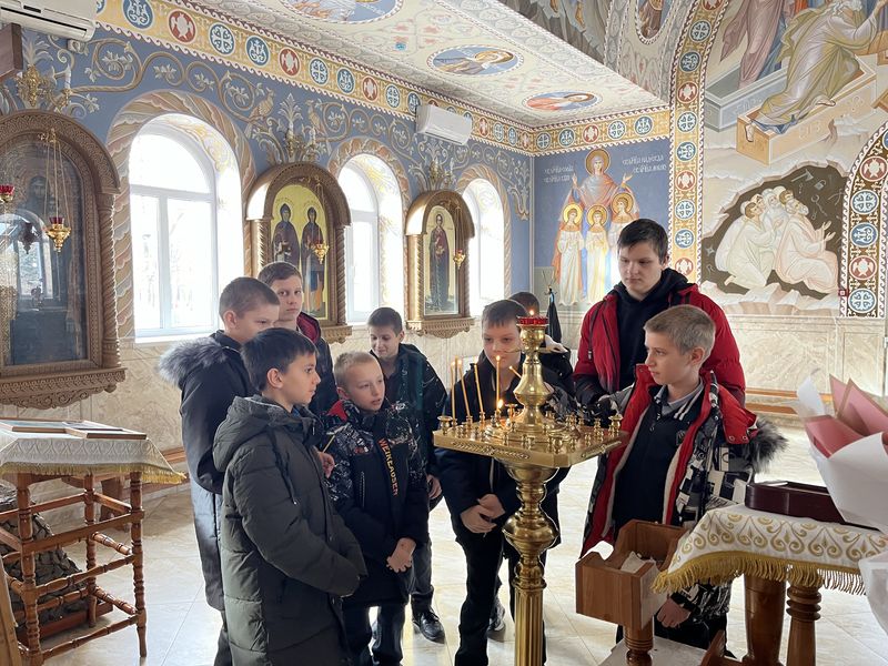 Встреча священника с учениками казачьей школы в станичном храме