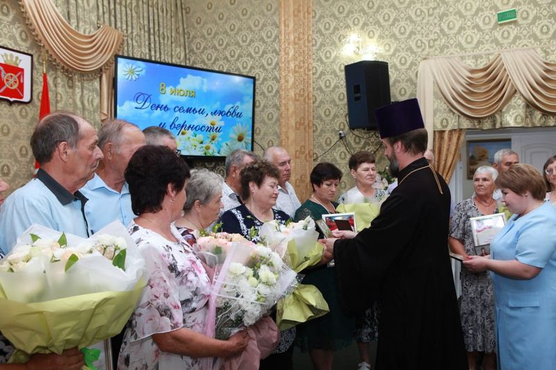 В Октябрьском районе чествовали юбиляров семейной жизни