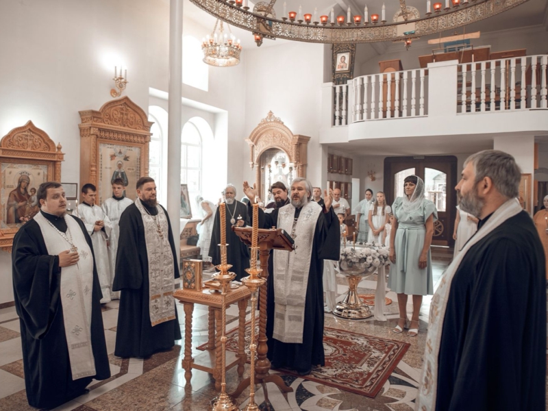 Преосвященнейший епископ Симон совершил таинство Крещения в Державном храме города Донецка