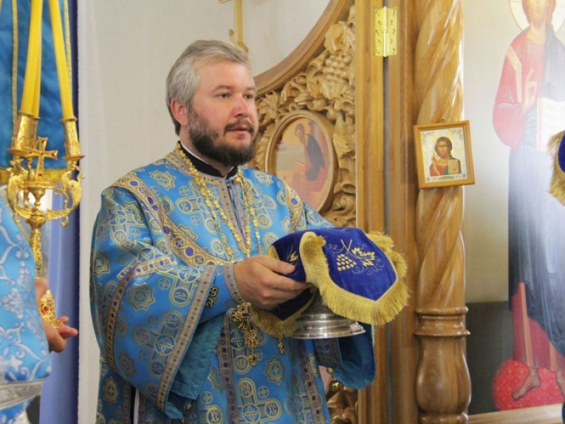 Епископ Шахтинский и Миллеровский Симон совершил Божественную литургию в новошахтинском храме Донской иконы Божией Матери
