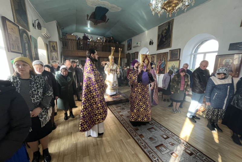 В поминальную субботу Великого поста епископ Симон совершил Божественную литургию и панихиду в храме святителя Тихона Задонского поселка Тарасовский