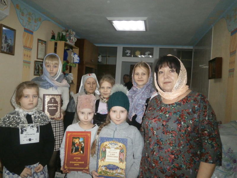 В воскресной школе «Держава» при храме Державной иконы Божией Матери Донецкого благочиния прошло занятие «Пост – время видения своих грехов и покаяния»