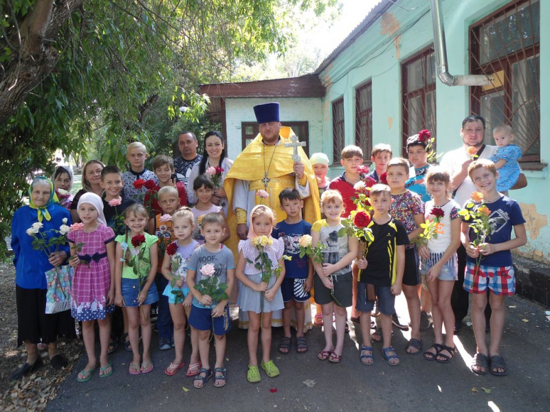 В храме в честь Почаевской иконы Божией Матери города Каменск-Шахтинский настоятель храма протоиерей Вячеслав Лавлинский совершил молебен на начало нового учебного года