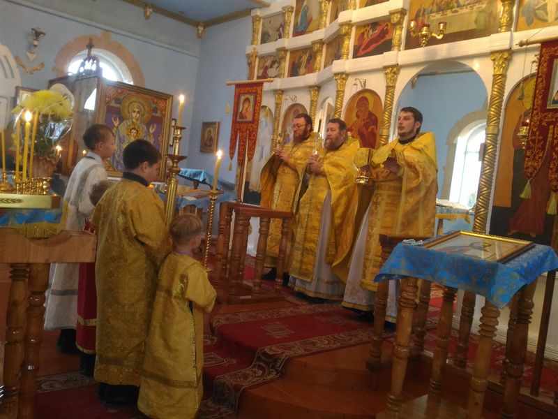 В день празднования памяти святого апостола и евангелиста Луки в храме Иоанна Предтечи ст. Боковской совершена соборная Божественная литургия
