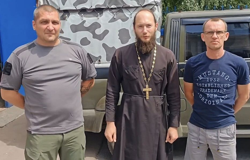 Настоятель и прихожане Свято-Покровского храма собрали более 2,5 тонн воды и стройматериалы для бойцов на Луганском направлении