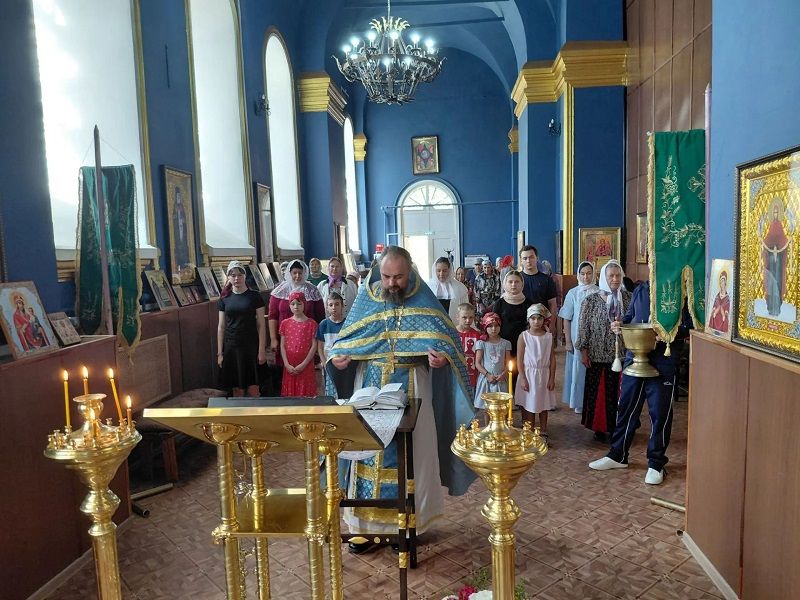 В Троицком храме села Маньково-Калитвенское совершили молебен на начало учебного года