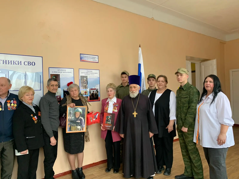 Участие в торжественном открытии в шахтинской школе стенда памяти героя специальной военной операции принял настоятель храма Вознесения Господня