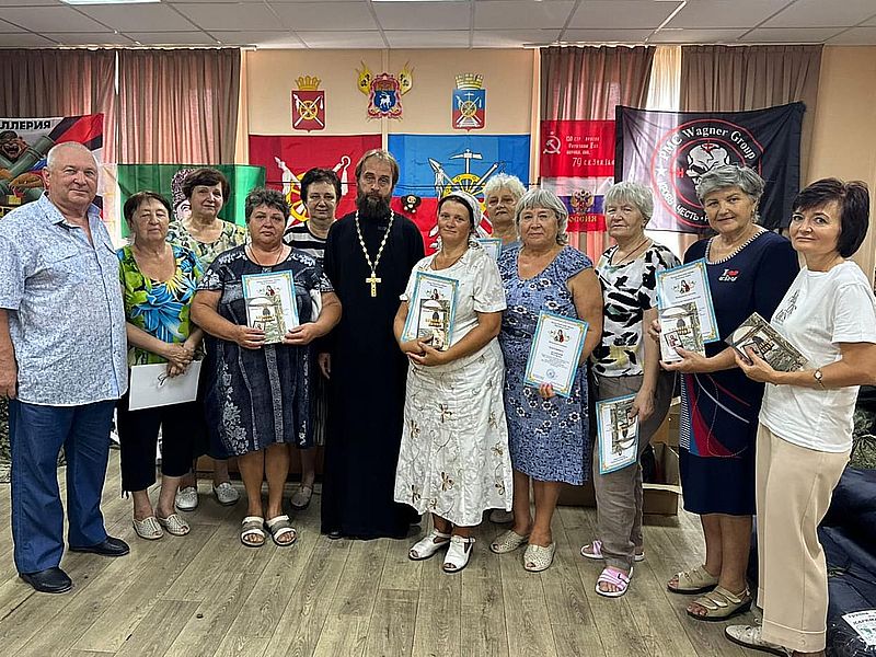 Благочинный приходов Нижнедонского округа наградил волонтеров Октябрьского района