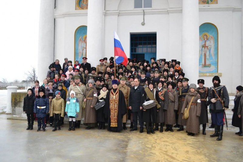 Успенский храм станицы Калитвенской посетили преподаватели и кадеты Шахтинского казачьего кадетского корпуса им. Я.П. Бакланова во главе с атаманом директором корпуса В.А. Бобыльченко