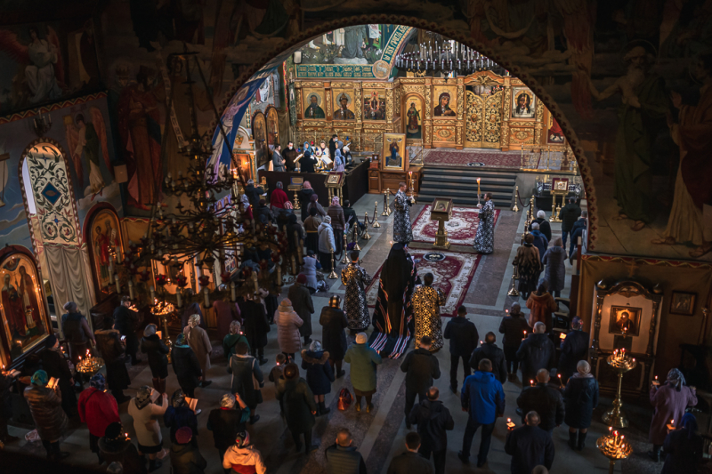 В среду первой седмицы Великого поста епископ Симон совершил великое повечерие с чтением покаянного канона преподобного Андрея Критского в кафедральном соборе Шахтинской епархии