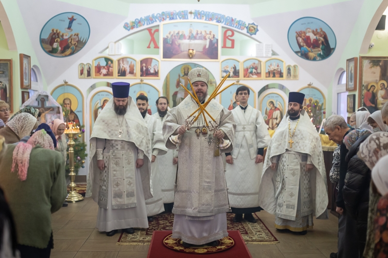 В день празднования Обрезания Господня епископ Симон совершил Божественную литургию святителя Василия Великого в храме праведного Иоанна Кронштадтского города Шахты