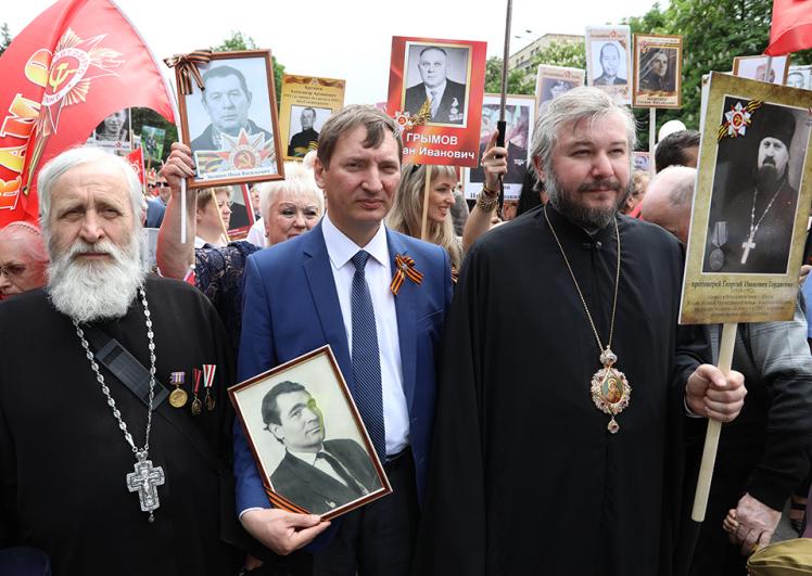 «Бессмертный полк» объединил тысячи шахтинцев. В патриотической акции принял участие епископ Шахтинский и Миллеровский Симон