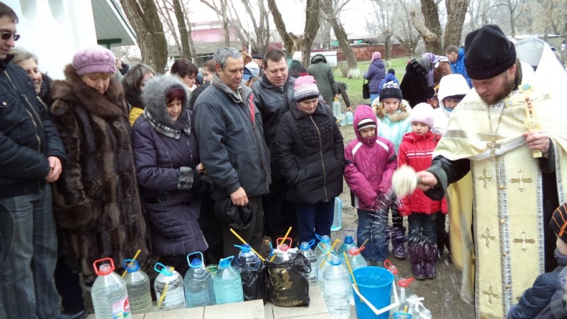 В Пятницком епархиальном подворье станицы Манычской праздник Крещения Господня отметили праздничным Богослужением