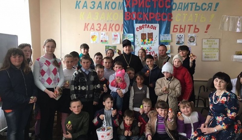 Воспитанники воскресной группы «Лампадочка» Успенского храма станицы Калитвенской выступили с Пасхальным утренником перед прихожанами