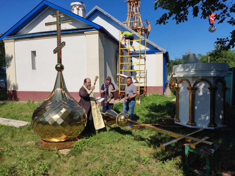 Освящение новосооруженных куполов и крестов на Еланский храм