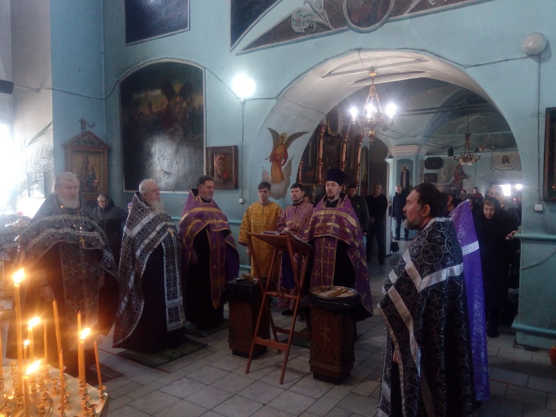 В день памяти сорока Севастийских мучеников духовенство Верхнедонского благочиния соборно совершило Литургию Преждеосвященных Даров в храме Архангела Михаила ст. Вешенской