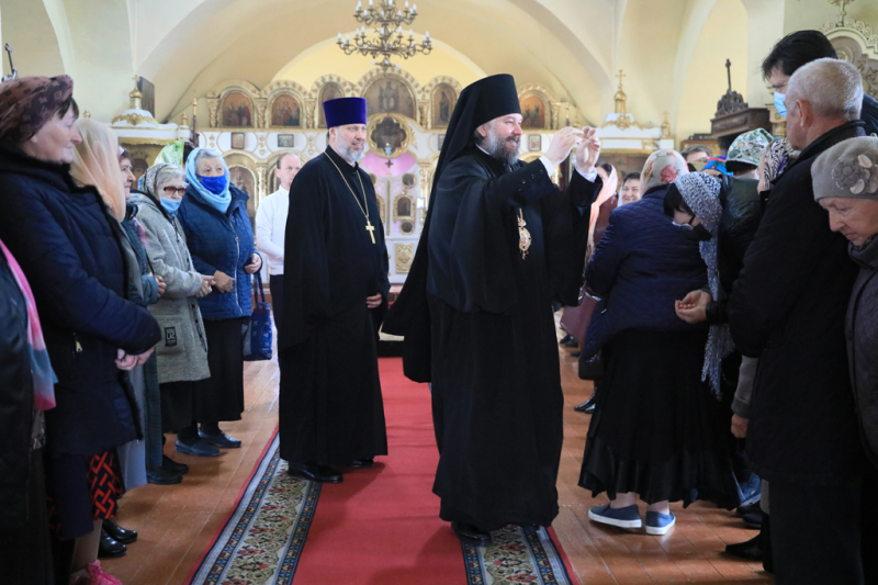 Преосвященнейший епископ Симон совершил Божественную литургию и панихиду в храме великомученика Пантелеимона пос. Глубокий