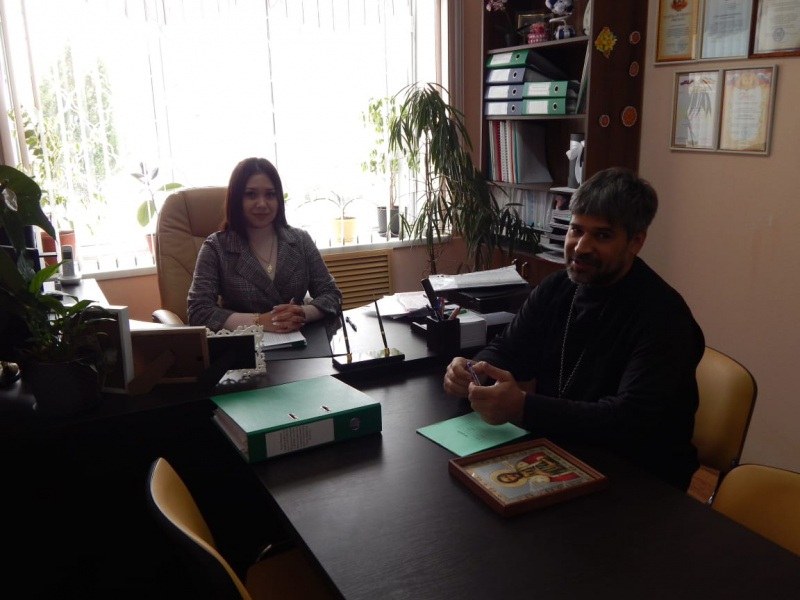 Председатель прихода святого Александра Невского г. Красный Сулин иерей Сергий Столяров встретился с директором дома для престарелых, стороны договорились о сотрудничестве