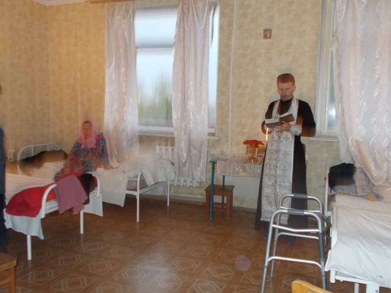 Сестры милосердия Державного храма помогли подготовиться к таинствам постояльцам неврологического отделения Донецкой больницы