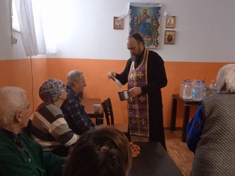 Священник посетил дом престарелых села Щедровка