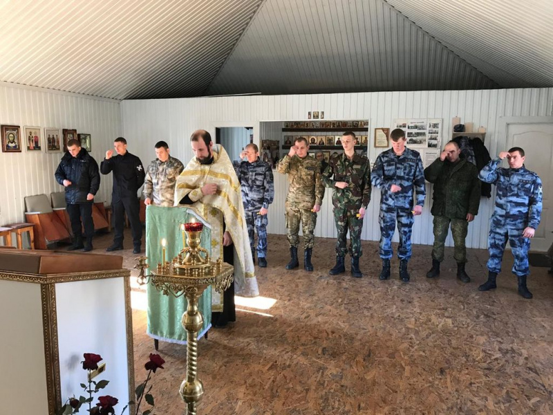 В храме святого Александра Невского молились о погибших при исполнении служебных обязанностей сотрудников