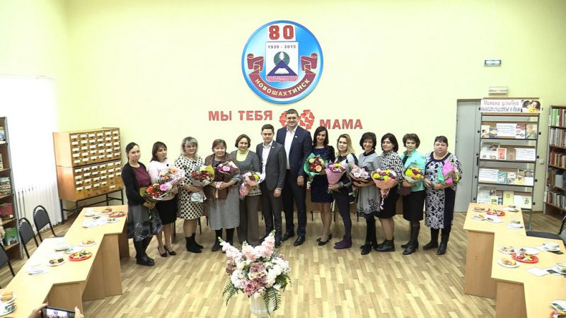 Протоиерей Роман Амплеев принял участие в торжественной встрече, посвященной Дню матери, которая состоялась в Новошахтинске