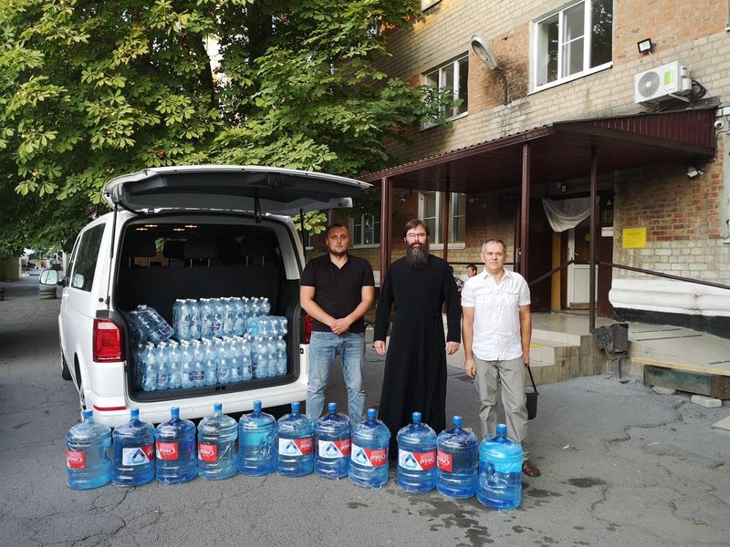 Прихожане Покровского кафедрального собора передали очередную партию питьевой воды лицам без определенного места жительства