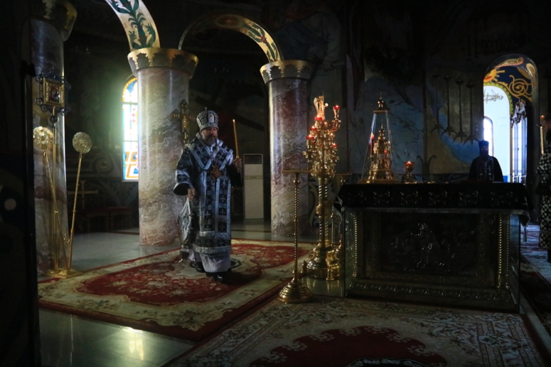 В Великую Пятницу Преосвященнейший епископ Симон совершил Царские Часы в Покровском кафедральном соборе г. Шахты