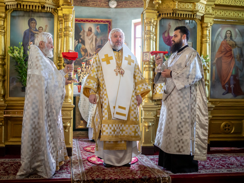 В престольный праздник Преосвященнейший епископ Симон возглавил Божественную литургию в храме Вознесения Господня города Шахты
