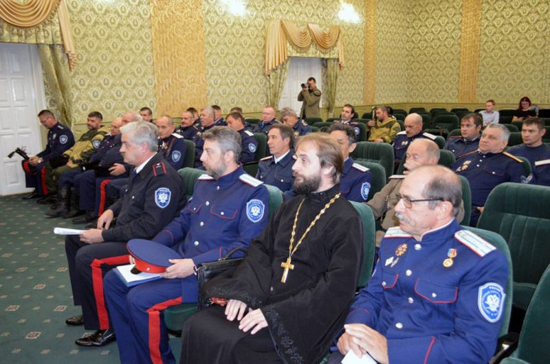 В Октябрьском районе состоялся Большой отчетный круг Юртового казачьего общества «Нижнедонской юрт». В собрании принял участие протоиерей Сергий Яценко 