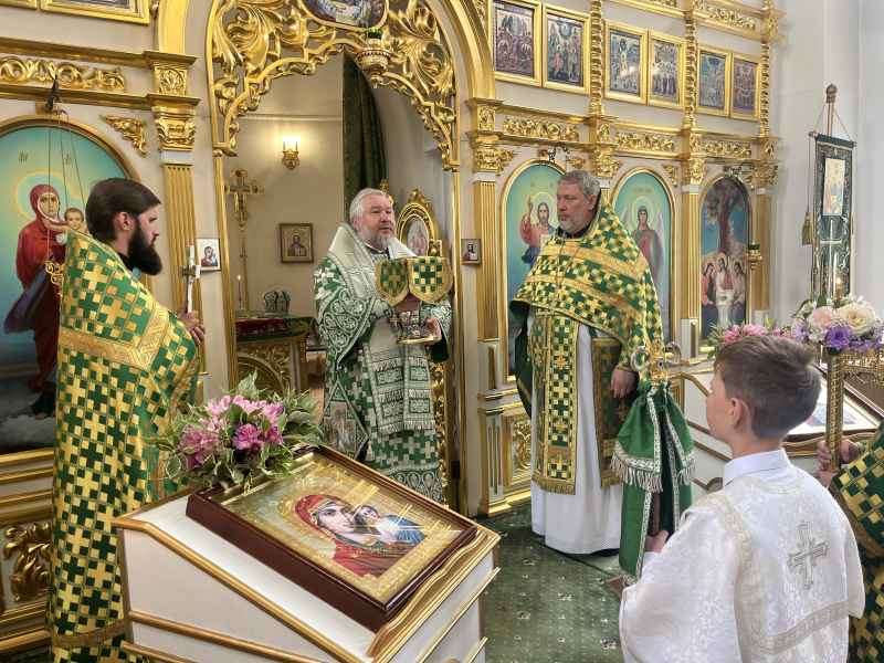 В праздник Пятидесятницы Преосвященнейший епископ Симон совершил Божественную литургию в храме Святой Троицы города Каменск-Шахтинский