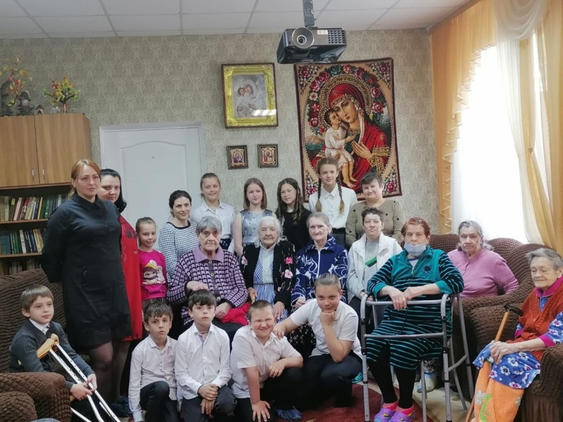 Пасхальную радость донесли дети и их родители до насельников Цента социального обслуживания для лиц пожилого возраста и инвалидов в городе Гуково