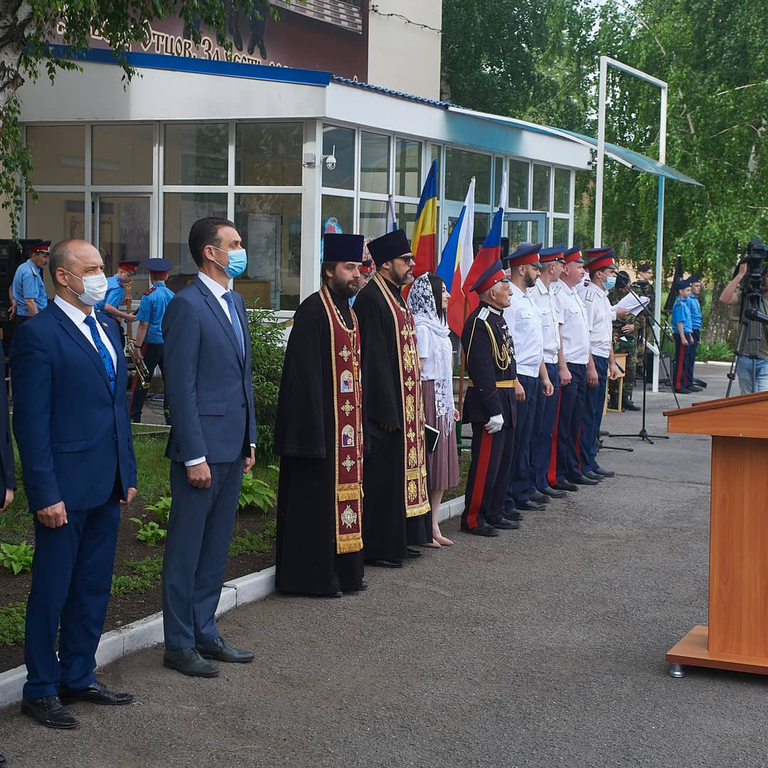 Протоиерей Сергий Яценко и иерей Евгений Поцелуев поздравили выпускников Шахтинского казачьего кадетского корпуса им. Якова Бакланова с окончанием учебного года