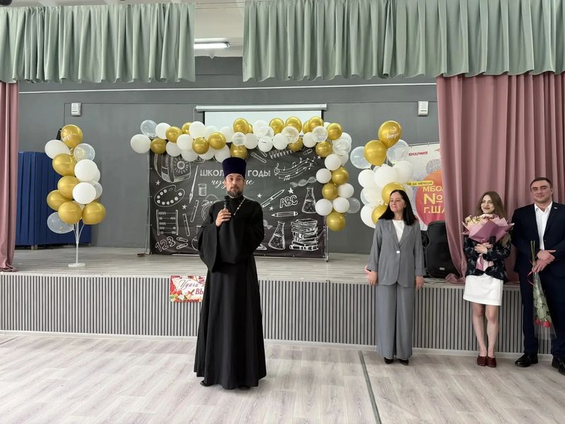 Священник поздравил выпускников школы №49 с последним звонком