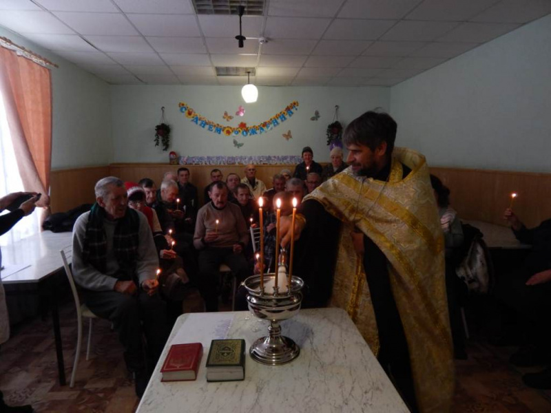 Председатель приходского совета храма святого Александра Невского г. Красный Сулин иерей Сергий Столяров в честь праздника Дня матери в доме для престарелых совершил водосвятный молебен и поздравил всех присутствующих с праздником 