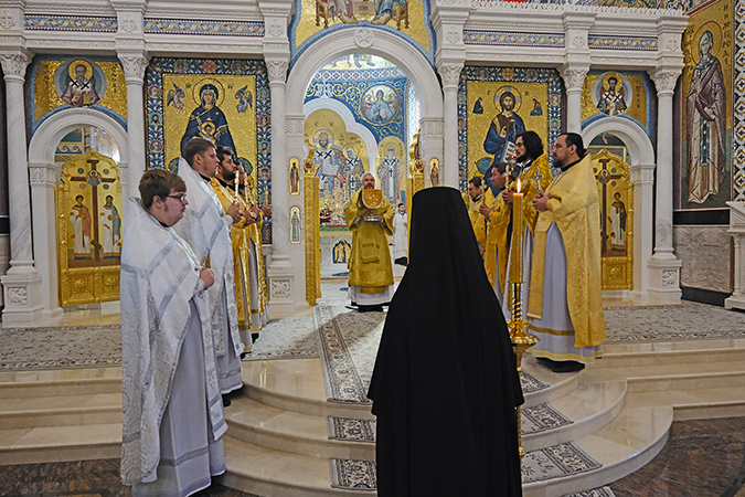 Преосвященнейший епископ Симон совершил Божественную литургию в Благовещенском соборе Дивеевского монастыря