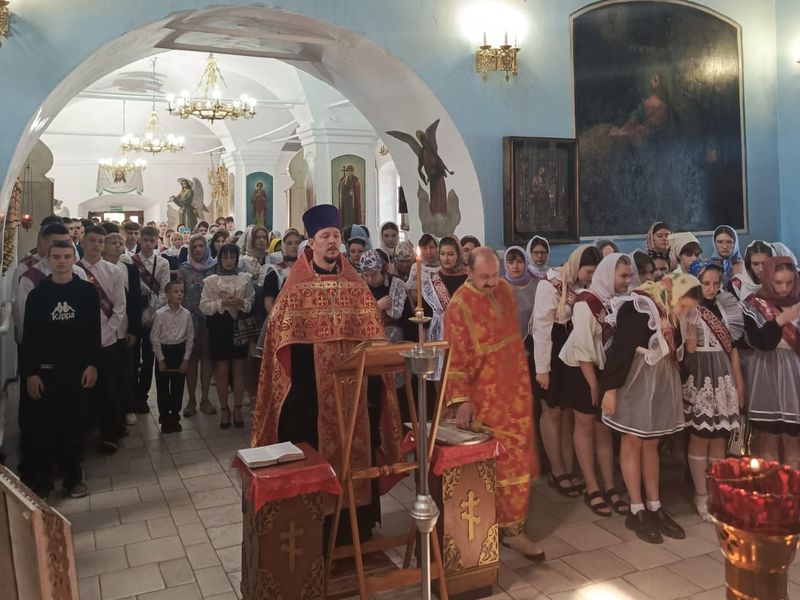 Молебен для выпускников школ в день святых равноапостольных Кирилла и Мефодия