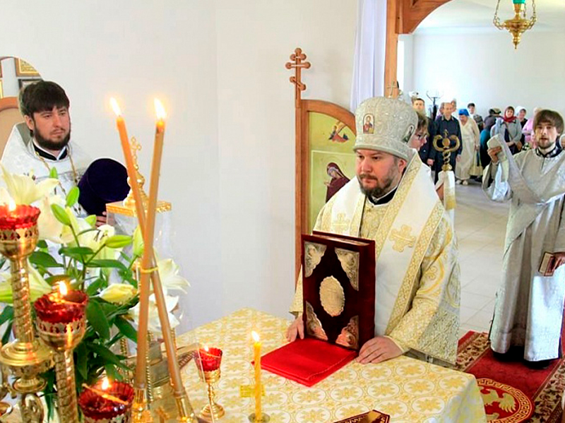 Епископ Шахтинский и Миллеровский Симон совершил Божественную литургию в храме блаженной Матроны Московской г. Донецка