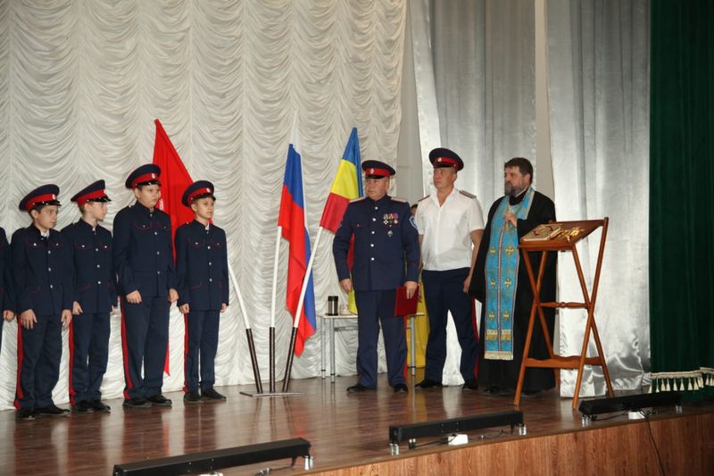 В станице Кривянской пятиклассникам торжественно вручили казачьи погоны