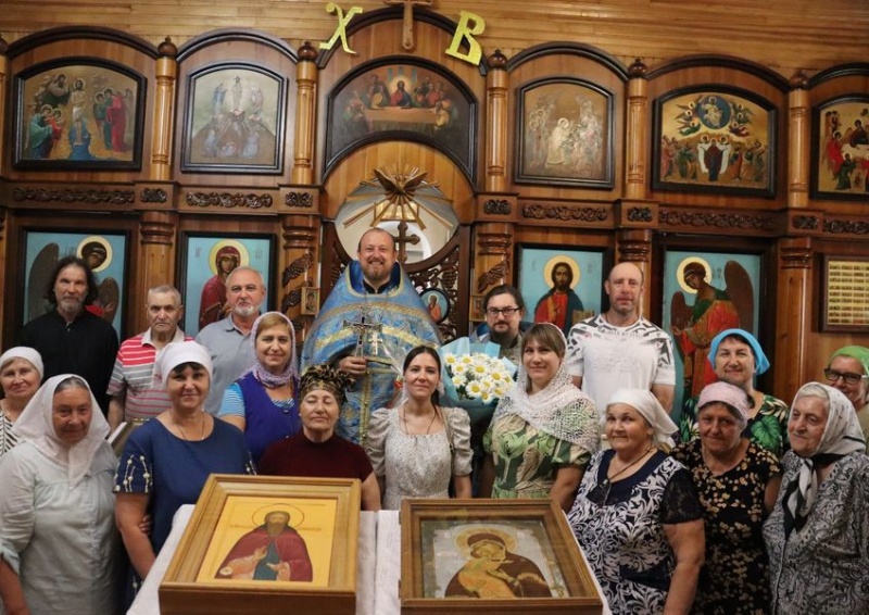 Прихожане храма Донской иконы Божей Матери города Новошахтинска поздравили протоиерея Романа Амплеева с 20-й годовщиной иерейской хиротонии и днем тезоименитства