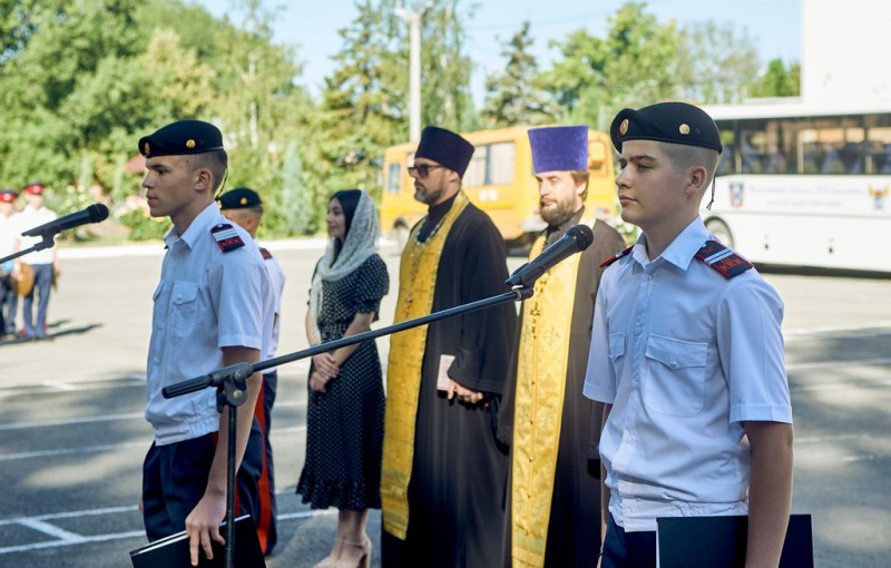 Протоиерей Сергий Яценко и иерей Евгений Поцелуев поздравили с началом учебного года учащихся Шахтинского казачьего кадетского корпуса им. Якова Бакланова